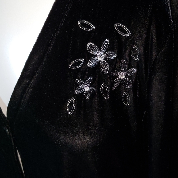 Black Velvet One Button Cardigan 💥 - Picture 2 of 4